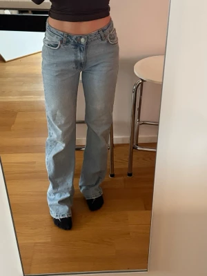 Mid waist jeans  - Säljer nu mina favoritjeans pågrund av att jag inte använder de längre. Jeansen är från märket never denim köpta på bikbok. Storlek 25/32, viket jag skulle säga är S/36. Low/mid waist, stretchiga material. Sitter perfekt på kroppen  Köpta för 599kr. Skickar samma dag du köper för en så snabb frakt som möjligt🌷💖