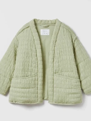 Grön quiltad overshirt jacka - Säljer en ljusgrön quiltad overshirt/jacka från Zara. Jackan har oversized passform, stora fickor framtill och är tillverkad i ett mjukt, strukturerat material.