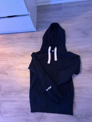 Russemerch zipup - Russemerch tröja i helt nytt skick i storlek S. Sälj för att den inte har använts. Marinblå. Unisex