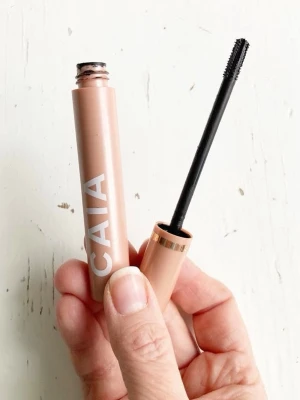 🍒CAIA VANZ VA VA VOLUME Mascara🍒 - 🍒CAIAs innovativa mascara tillsammans med den perfekta borsten är din hemlighet för glamorösa ögonfransar. VANZ VA-VA VOLUME skapar nästintill överdrivna fransar och är specifikt utvecklad för dig som har relativt korta egna fransar. Mascaran förstärker, förlänger och definierar fransarna samtidigt som den ger en jämn och flexibel finish. Sparsamt använd.🍒