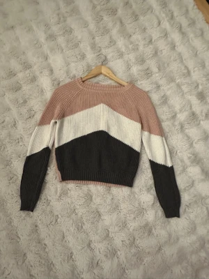 Randig stickad tröja från Object XS - Säljer en snygg stickad tröja från Object i storlek XS. Finstickad tröja i blockfärger. Tröjan har en rosa, vit och grå färg. En liten missfärgning som knappt syns, se bild. En liten lös tråd, se bild, annars är det i väldigt fint skick.