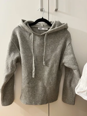 Stickad hoodie från Zara - Använd flera ggr, har blivit lite nopprig men annars i väldigt fint skick.💕