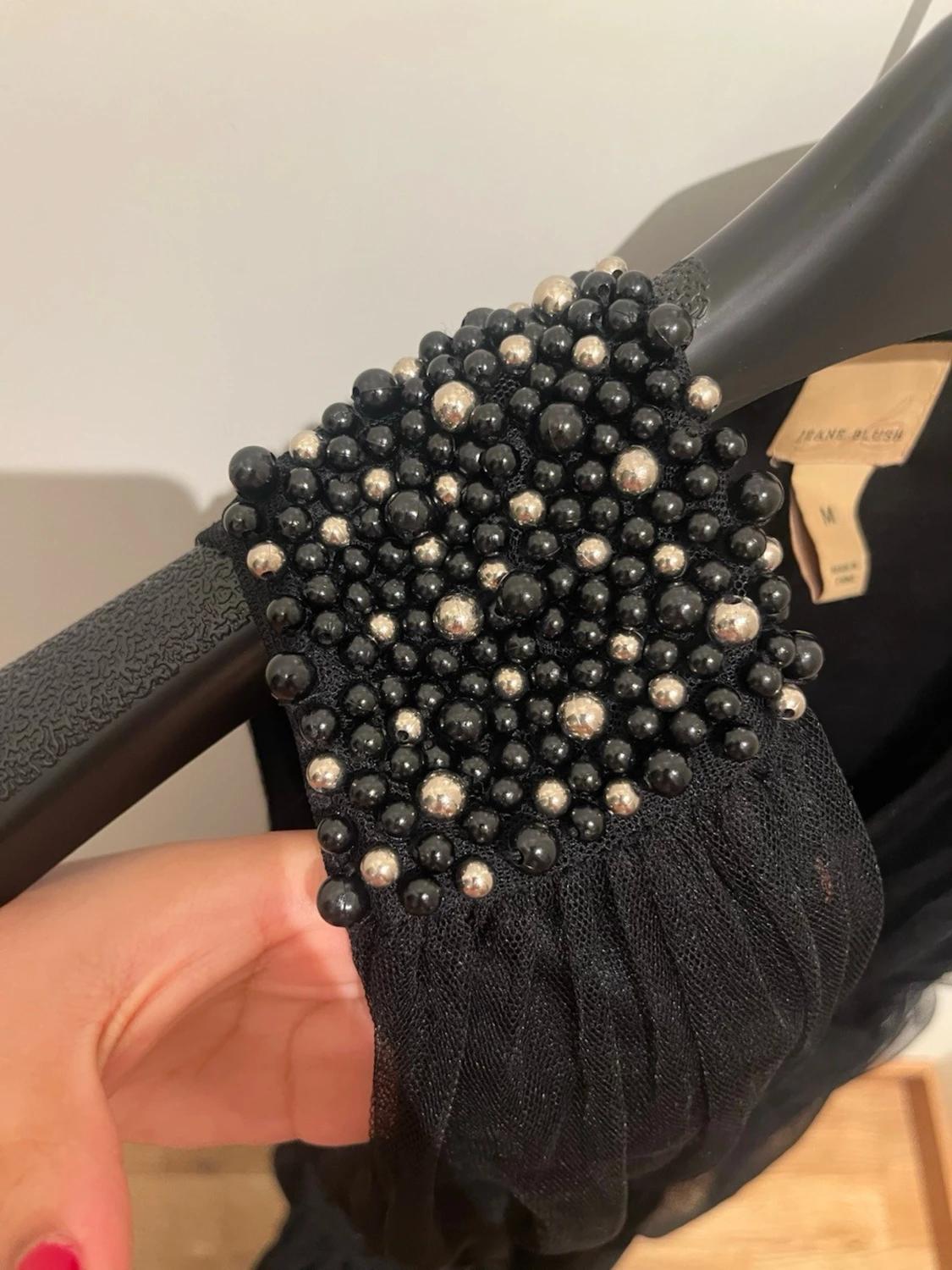 Svart kort klänning med pärldetaljer - 1