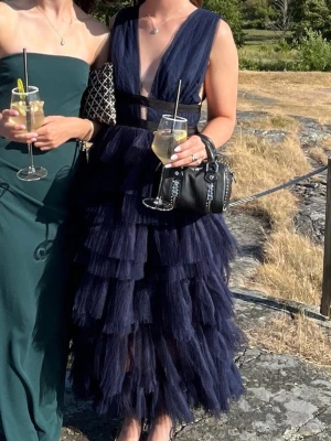 True Decadence Mörklblå Klänning - Jätte fin mörkblå klänning ifrån True Decadence!! Använd en gång🥰 Nypris 2900kr