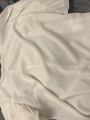 Vit blus - Vit blud men fladdriga kortarmat 