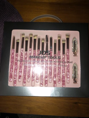 JOS Makeup Tools sminkborstset 16 delar - Snyggt set med 16 sminkborstar från JOS. Borstarna har transparenta handtag fyllda med rosa glitter och vita borst. Setet innehåller olika borstar för ögonskugga, bryn och detaljer samt två silvriga hårklämmor med glitter 🤩
