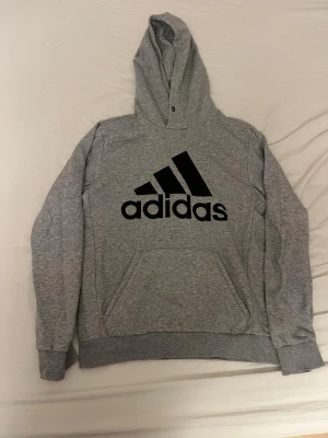 Adidas hoodie S - En grå adidas hoodie storlek S. Använt väldigt lite och riktigt snygg och varm perfekt för skoldagar. 