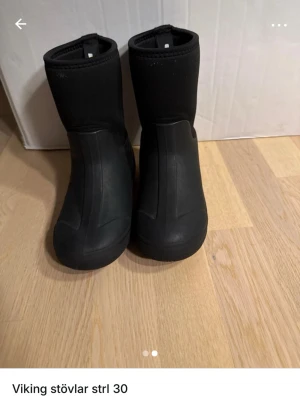 Svarta barn stövlar från Viking i strl 30 - Säljer ett par svarta barn stövlar från Viking i storlek 30. De har en klassisk hög modell med rund tå och är tillverkade i slitstarkt syntetmaterial med mjukt skaft. Perfekta för regniga dagar och håller fötterna torra.