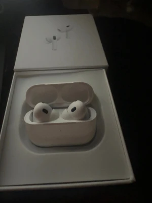 AirPods Pro 2 - Snygga och trådlösa AirPods Pro från Apple. Perfekt för musik, samtal och träning. Aktiv brusreducering och bekväm passform. Ser ut att vara i gott skick utan synliga skador. Pris kan diskuteras!