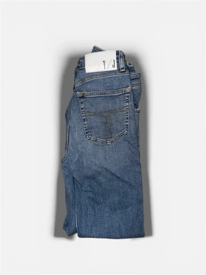 Blå jeans från Tiger of Sweden med raka ben - Snygga blå jeans från tiger of Sweden med klassisk femficksdesign och raka ben. Jeansen har kontrastsömmar och en vit patch med T/J-logga bak i midjan. Materialet är slitstarkt denim och passformen är normal, perfekt för en chill och stilren look.