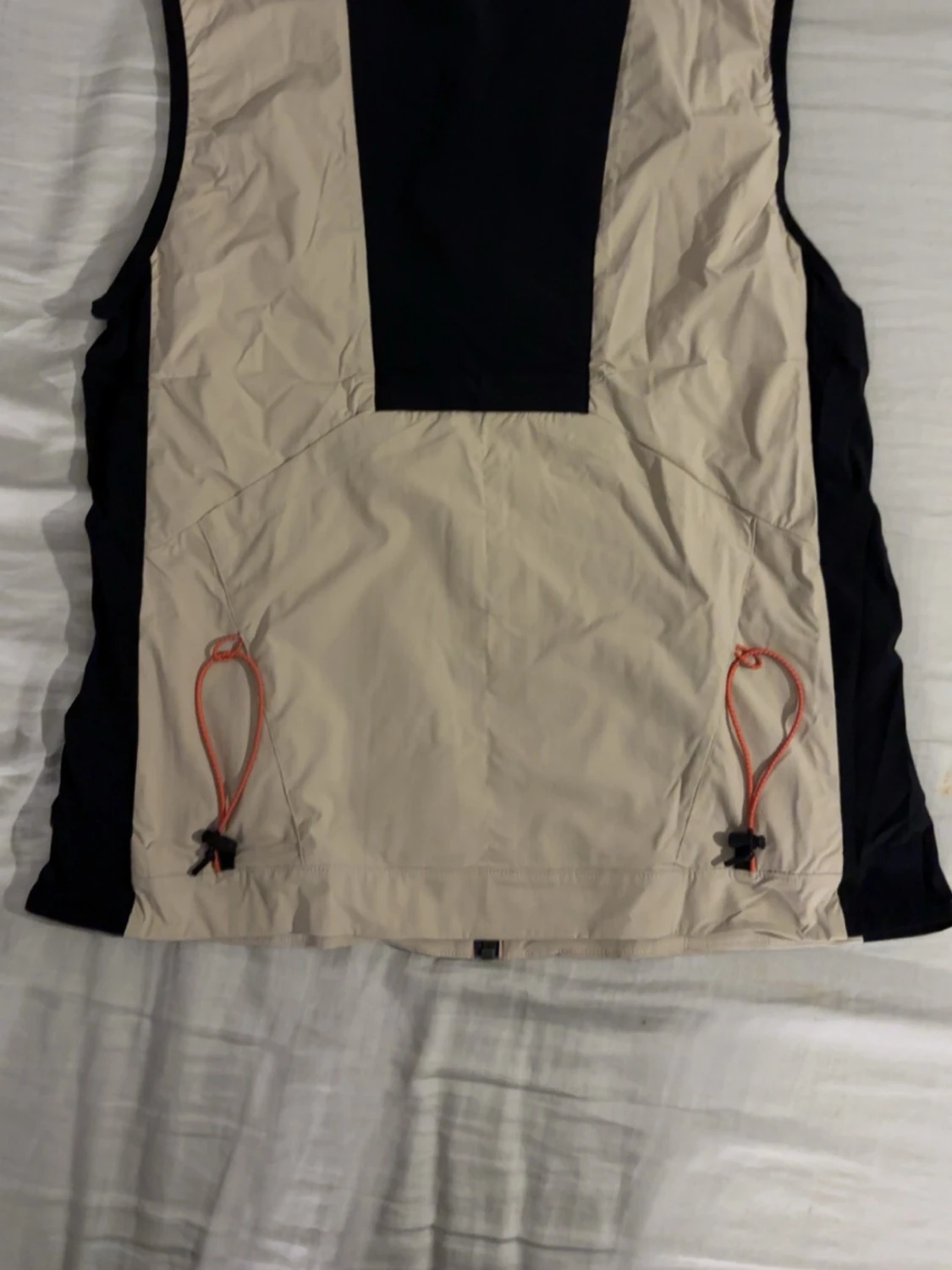 Peak Performance beige och svart väst - 1