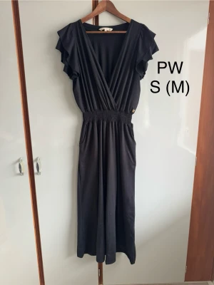 Pernilla Wahlgren funkar för M och S - Passar på att göra om mina annonser så du kan få gratis frakt (gäller i 7dagar) står det ej gratis frakt så har tiden passerat. 🌹❤️ alla mina kläder är i fint/okej skick utan större defekter om inget annat står . Allt är använt så vanligt slitage kan förekomma . Är storlek S men funkar för M