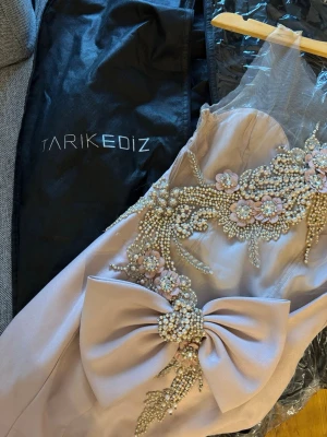 Långklänning  - Säljer min systers brudtärneklänning från Tarik Ediz, använd en gång, lite smutsig längst ner men syns inte när den är på, strl 36, skriv för fler bilder!! 🩷