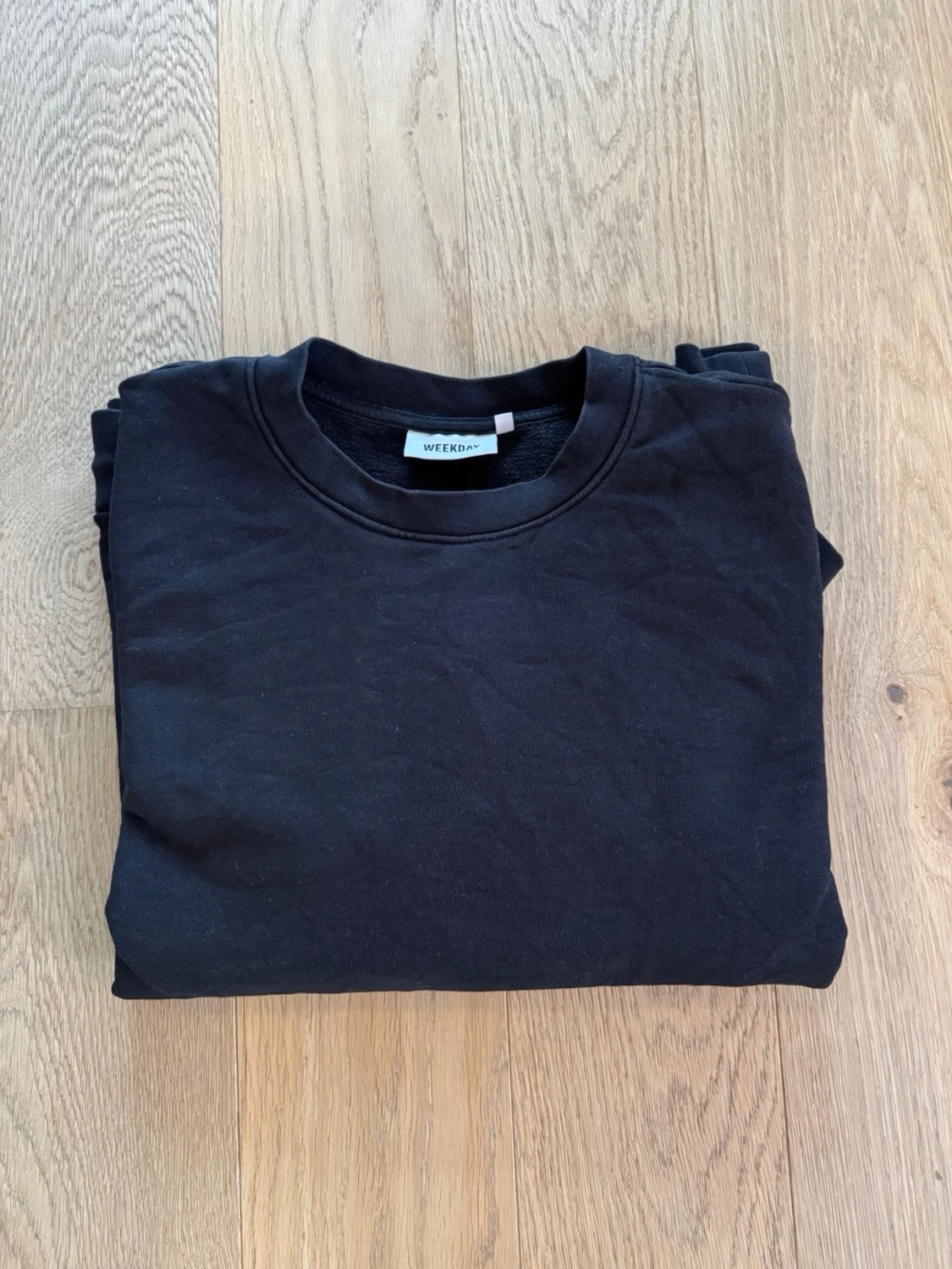 Svart sweatshirt från Weekday