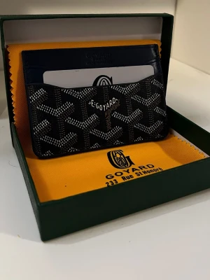 Marinblå plånbok  - Tjena, säljer denna stilrena och helt nya plånboken i marinblå färg. Skriv gärna vid intresse! 