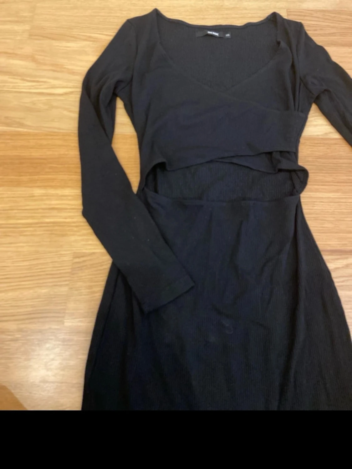 Svart ribbad cut out klänning Bik Bok - 2