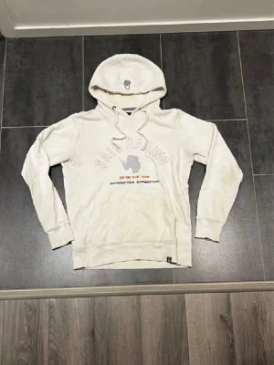 Sail Raicing Hoodie Retro Archive  - Tjena säljer denna tvärfeta hoodien från sailracing i storlek S. Riktigt unik och fin modell som passar pertekt for Stockholm/ archive stilen. Finns bara en liten gul knappt synlig missfärgning på högra ficken. Går sakert bort med vanish eller tvatt, har inte testat nåt av det. Skriv gärna vid intresse.
