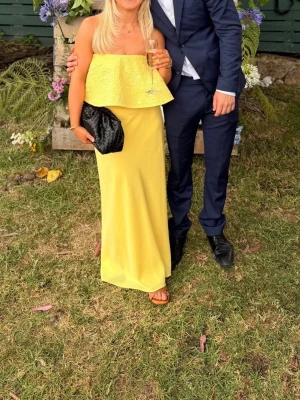 Nakd klänning - Superfin klänning från NAKD, använd 1 gång. Passar dig som är ca 160cm lång, perfekt för bal eller bröllopp