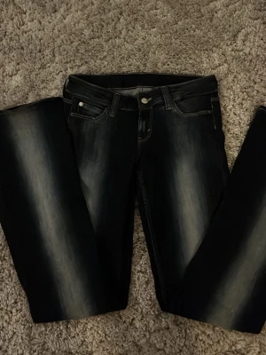 Svarta jeans med blekta detaljer - Jag säljer ett var jätte fina nya jeans från weekday som tyvärr är lite för stora för mig.. Dtt par jätte snygga mörkblå jeans med vit tvätt på benen. I midjan är det storlek 29 och längden är 34. Har använt dom endast en gång. Köpte för 400kr.