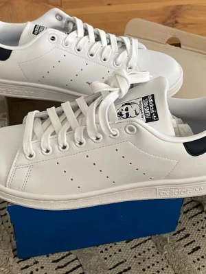 Adidas Stan Smith vita sneakers - Adidas Stan Smith, ordinarie pris 1349kr