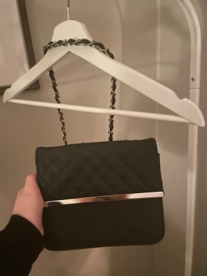 Svart quiltad axelväska med kedja - Fin svart väska i bra skick! Kolla gärna i min profil för att köpa i bundle och få rabatter!💗