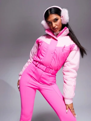 ASOS 4505 rosa skidoverall  - Snygg skidoverall i två nyanser av rosa med hög krage, dragkedja och bälte i midjan. Overall har flera fickor med dragkedja och är fodrad med mjuk fleece på insidan. Perfekt för dig som vill sticka ut med färg. Ny med lappar kvar storlek 40. Ordpris: 1989kr. Mitt pris: 1000kr 