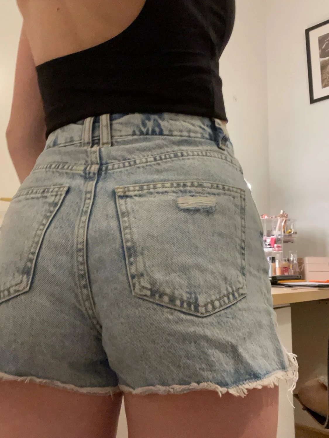 Högmidjade ljusblå jeansshorts - 3