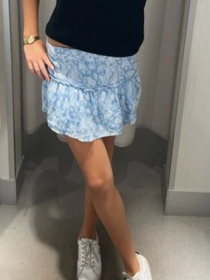 Blå mini kjol  - Ljusblå minikjol med inbyggda shorts, man kan ha den low waist men också high waist (i bilden här jag vikt ner den) 