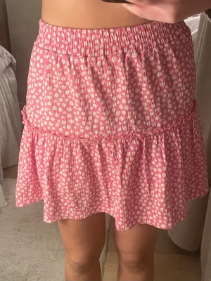 Rosa kjol  - Söt rosa kjol med inbyggda shorts