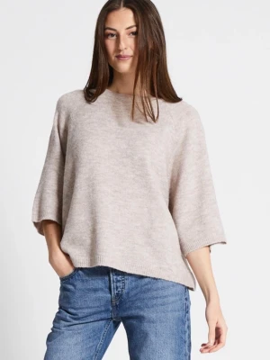 Beige stickad tröja med trekvartsärm - Säljer en beige stickad tröja med avslappnad passform och trekvartsärmar. Tröjan har rund halsringning och är perfekt för lager-på-lager. Mjuk och skön, passar till jeans eller kjol.