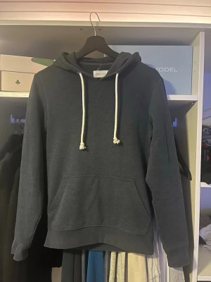 Pier one hoddie xs - Säljer en fin pier one hoddie i storlek XS. Färg mörk blå och i fint skick. Bara att skriva om eventuella frågor