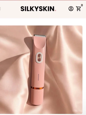 Silkyskin elektrisk hårborttagare - Elektrisk hårborttagare i snygg rosa design med metallblad och gulddetaljer. Perfekt för att få en superslät finish utan irritation eller inåtväxande hårstrån. Passar alla kroppsdelar och är enkel att använda tack vare sin smidiga form. Helt oanvänd, nypris 800❤️ 