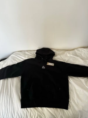 Nike Hoodie - Säljer en helt sprillans ny Nike hoodie. Nypris: 1449 kr Skick: 10/10, aldrig använd  Pris kan diskuteras vid snabb och smidig affär. Hör av dig vid intresse!
