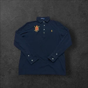 Polo Ralph Lauren långärmad pikétröja - herr strl L - Säljer en vintage marinblå Polo Ralph Lauren långärmad pikétröja i storlek L med brodering på bröstet  👕 Märke: Polo Ralph Lauren 📏 Storlek: L 🎨 Färg: Marinblå 📍 Skick: Mycket fint skick (se bilder)  💬 Har du några frågor är det bara att höra av dig! 💰 Vid snabb affär kan priset diskuteras. 📦 Skickar alltid inom 24 timmar!
