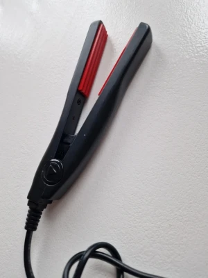 cera volumini/ volym tång - Volumini är det perfekta redskapet för att ge håret extra volym och ett lyft från hårbotten. Info från hemsidan  "Se till att håret är helt torrt och kamma igenom det väl. Använd med fördel en stylingprodukt som t ex hårmousse innan håret torkas. Använd inte Volumini på peruk eller konstgjort hår utan att prova på en liten hårslinga först, det finns risk för att peruk och konstgjort hår smällter."  Plattor 1,3 X 6cm Tångens längd till sladdfäste 15cm Blir 200 grader. https://lyko.com/sv/cera/vol