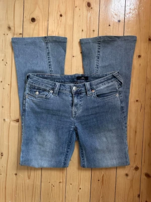 True Religion Jeans  - Jeansen är väl använda men utan defekter. De är i modellen Joey, i storlek W28, men de är uppsydda så att de passar mig som är ca 162-163cm. De är också insydda lite bak i midjan, men inte mycket. Detta är gjort av skräddare!💗 nypris: 1300kr