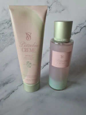 Pistachio Crème mist & lotion victorias secret  - Set med Pistachio Crème body mist och lotion från Victoria's Secret. Inslag av vanilla glaze och solar musk. Lotionen är 236 ml. Perfekt för dig som vill ha en söt och unik doft med inslag av pistage och mandel. Helt nytt och oanvänt