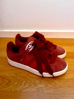 CAMPUS 00S  - Intressekoll på mina adidas Campus skor, vet ej om jag ska sälja än. Fint skick och sparsamt använd! Passar mig som har storlek 40😚Nypris 1500kr