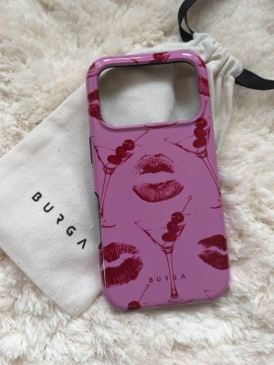 BURGA MOBILSKAL IPHONE 17 PRO - Otroligt snyggt och lyxigt skal av högsta kvalitet från Burga.  Helt OANVÄND och skickas direkt vid köp. Smidigt då frakt från Burga både kostar tid och pengar. Skickas med orginalpåsen! Nypris: 629 kr.