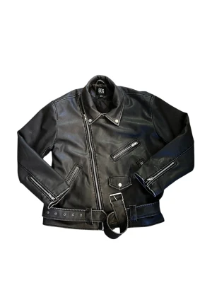 Svart skinnjacka från BDG Urban Outfitters - Säljer en svart skinnjacka från BDG Urban Outfitters med coola dragkedjor, snedställd frontzip, fickor och bälte i midjan. Klassisk bikerstil med detaljer som metallknappar och justerbara ärmslut. Perfekt för dig som vill ha en edgy look.