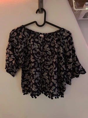 Off shoulder tröja, köptes men aldrig användes - Bra tröja passar som xs och xxs 32/34