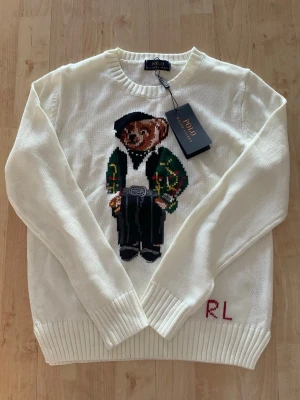 Polo bear ralph lauren stick tröja - Polo bear ralph lauren stick tröja, helt ny, oanvänd kommer med tags. Storlek M färgen vit