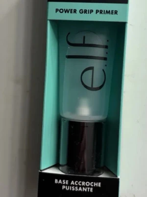 e.l.f. Halo Glow Liquid Filter - Glow booster i flytande form från e.l.f. i en varm beige nyans. Kommer i en stilren glasflaska med ljusrosa lock. Perfekt för att ge huden en strålande finish och naturlig lyster. Färg 2 fair/ light helt ny säljer pga av att den inte kommer till användning 