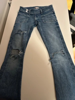 Blå jeans  - Säljer mina gina trickot jeans från 14+. De är i storlek xxs Tall. Har klippt hållen lite större men knappt något som märks. Är 163cm lång och de är lite långa för mig. Skriv för funderingar.