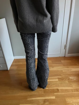 Leopard jeans  - Leopard 🐆 jeans från Nelly, använda en gång! Kan inte hitta storleken men skulle gissa på 34 då det är vad jag vanligtvis bär! Skriv för mått 💛