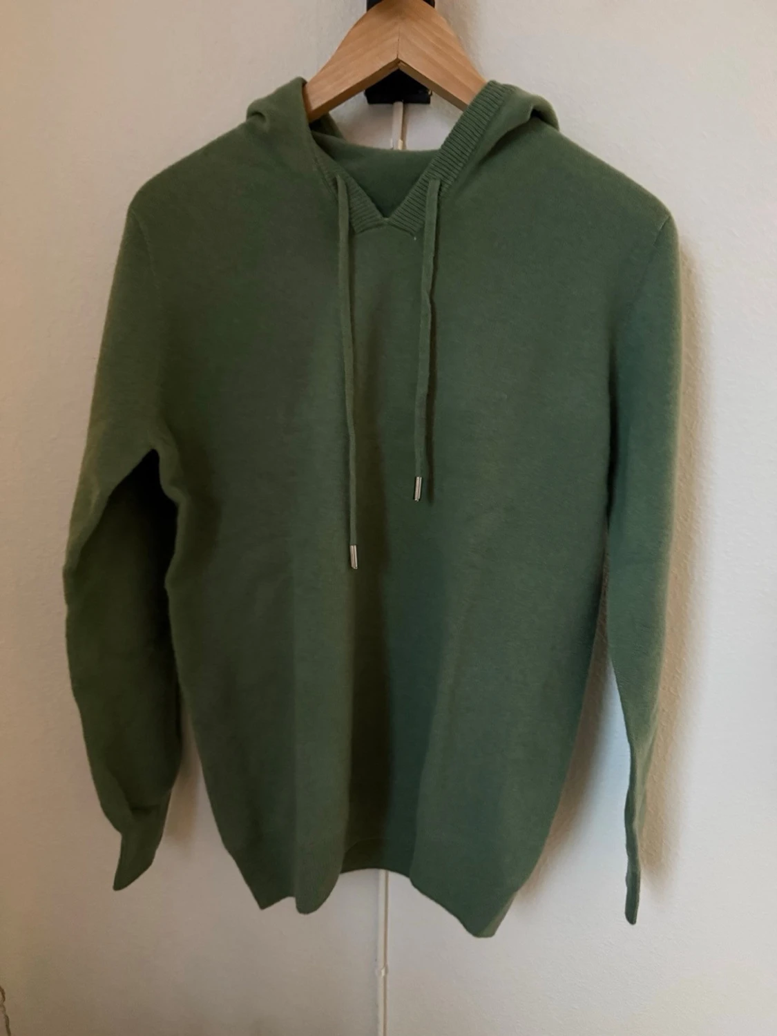 Grön hoodie i mjuk ullmix - 1