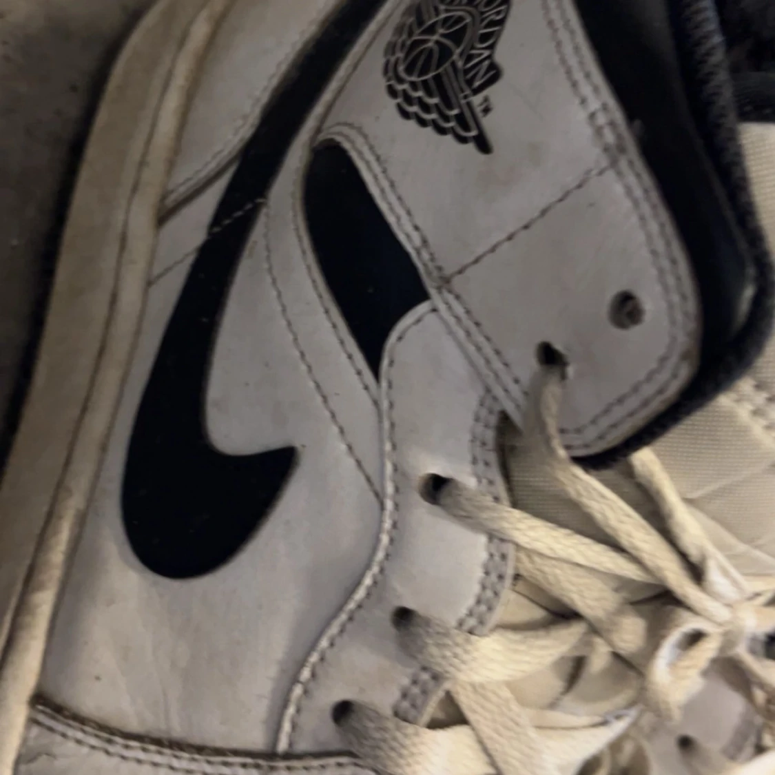 Nike Air Jordan 1 vita och svarta sneakers - 3