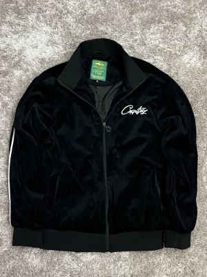 Corteiz velvet zip - En riktigt stilig velvet zip från Corteiz. Knappast använd, kan skicka mått!