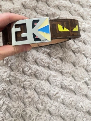 Brunt Fendi bälte med monsterögon - Snyggt brunt bälte från fendi, SPECIALEDITON få tillberkade och tillverkas inte längre