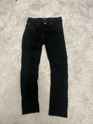 Black Lee jeans - Good-condition Lee Daren Zip Fly jeans. Only minimal signs of use, no holes or stains. I received the jeans used, but they haven’t been worn by me because the size wasn’t suitable. Clean and ready to wear.